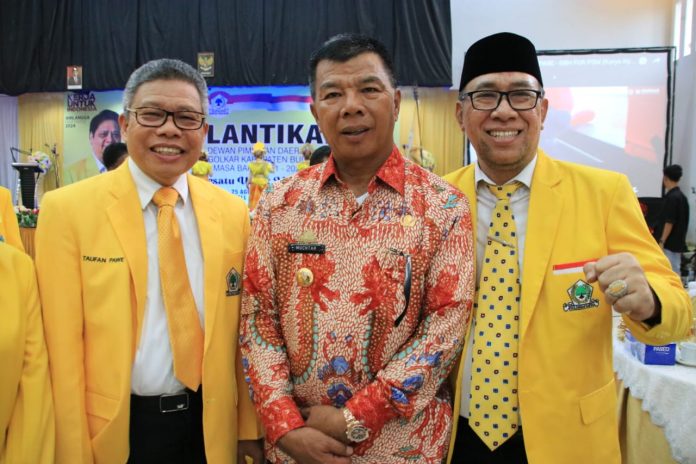 FOTO: Kiri, Ketua DPD I Golkar Sulsel Taufan Pawe, Bupati Muchtar Ali Yusuf dan Nirwan Arifuddin Ketua DPD II Golkar Bulukumba.