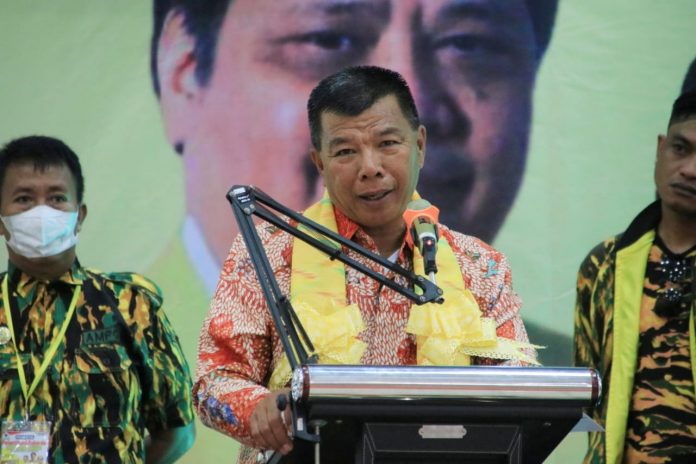 FOTO: Bupati Bulukumba Muchtar Ali Yusuf saat menghadiri pelantikan pengurus DPD II Golkar Bulukumba. Kamis, (25/8)