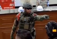 Oknum Anggota Brimob Loreng Bersenjata Bentak Pewarta Foto Tangkap layar Anggota Brimob loreng bersenjata lengkap bentak-bentak para wartawan yang meliput sidang etik Ferdy Sambo di lantai 1 Gedung TNCC di Kompleks Mabes Polri, Jakarta Selatan.