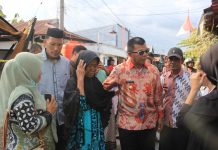 Bupati dan Wabup Sambangi Korban Kebakaran di Bentenge FOTO: Bupati Andi Muchtar Ali Yusuf dan Wakil Bupati Andi Edy Manaf mengunjungi warga korban kebakaran yang terjadi pada Kamis siang, 25 Agustus di lingkungan Appaserengnge Kelurahan Bentenge Kecamatan Ujungbulu.