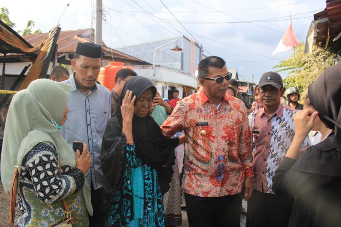 FOTO: Bupati Andi Muchtar Ali Yusuf dan Wakil Bupati Andi Edy Manaf mengunjungi warga korban kebakaran yang terjadi pada Kamis siang, 25 Agustus di lingkungan Appaserengnge Kelurahan Bentenge Kecamatan Ujungbulu.