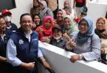 Digusur di era Ahok, Warga eks Kampung Bukit Duri: Pak Anies Tepati Janjinya Foto: Gubernur DKI Jakarta Anies Baswedan menunaikan janji politiknya untuk membangun kampung susun bagi warga tak mampu dengan meresmikan bangunan Kampung Susun Produktif Tumbuh Cakung, Jatinegara, Jakarta Timur, Kamis (25/8). (Istimewa)