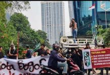 BBM Subsidi Bakal Naik, Badko HMI Gelar Aksi Desak Presiden Reshuffle Erick Tohir dan Arifin Tasrif Foto: Aksi Badko HMI di depan kantor Kementerian BUMN, Jumat (26/8)/RMOL