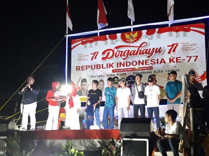 FOTO: Ismail Mooduto, SE, bersama Pemuda di Kelurahan Batua saat digelar Pesat Rakyat Peringati HUT RI Ke 77 tahun. Sabtu, (27/8)