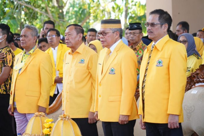 FOTO: Dari Kanan Ir. Zulkarnain Arief, MT, HM. Taufan Pawe, SH,.MH, H. Hamka B Kady bersama para pengurus DPD I Partai Golkar Sulawesi Selatan.