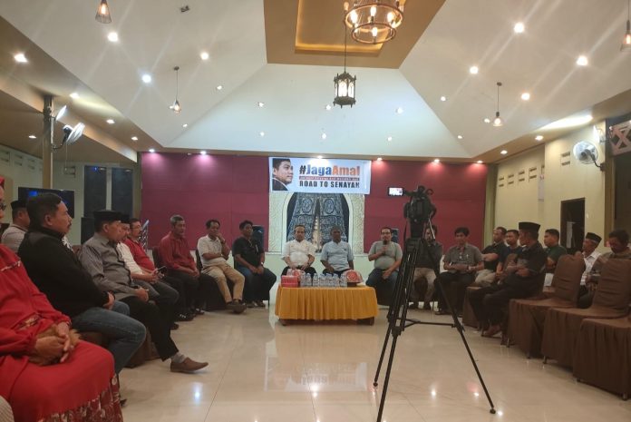 FOTO: Andi Muzakkir bersilaturahmi dengan keluarga besarnya dilakukan di Baruga Kafe Lampulung, Kelurahan Attakkae, Kecamatan Tempe, Kota Sengkang, Minggu malam (28/08/2022).