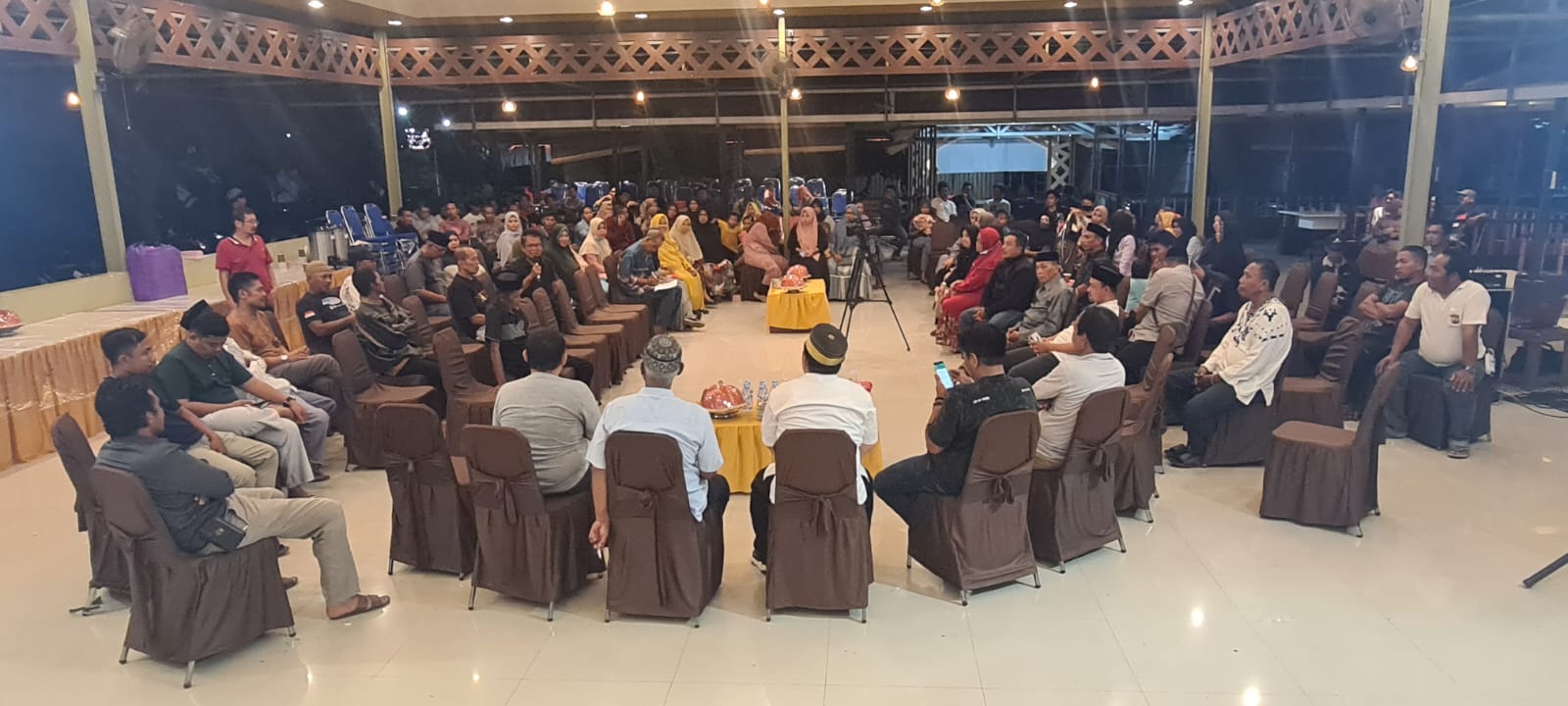 FOTO: Andi Muzakkir bersilaturahmi dengan keluarga besarnya dilakukan di Baruga Kafe Lampulung, Kelurahan Attakkae, Kecamatan Tempe, Kota Sengkang, Minggu malam (28/08/2022).