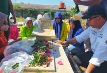 Ziarah di Pemakaman Andi Uchu, Andi Utta: Ketika Dia Meninggal, Saya Semakin Termotivasi Membangun Bulukumba FOTO: Bupati Bulukumba Andi Muchtar Ali Yusuf saat lakukan ziarah di makam adiknya Andi Muhammad Yusuf di pekuburan Macanda Kabupaten Gowa.