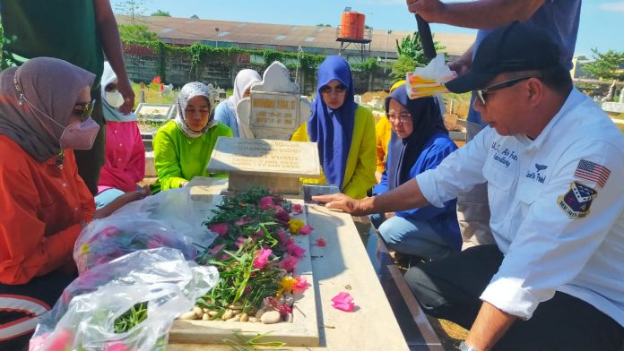 FOTO: Bupati Bulukumba Andi Muchtar Ali Yusuf saat lakukan ziarah di makam adiknya Andi Muhammad Yusuf di pekuburan Macanda Kabupaten Gowa.