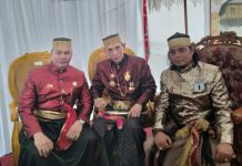 Gallarrang Tujua dan Tumbu Appaka Gelar Silahturahmi, Dihadiri Raja Gowa, Bahas Pembangunan Istana Balla Lompoa Kerajaan Tallo FOTO: Dari kiri Andi Ilham Krg Ali Arib Gallarrang Kalukuang, Tengah Karaeng Lembang Parang Sombayya ri Gowa, Raja Gowa ke 38, Andi Kumala Idjo dan Paling kanan Andi Iskandar Esa Daeng Pasore Karaeng Bonto Majanang, Ketua Lembaga Adat Pasereanta Firma Sombali Kerajaan Islam Kembar Gowa Tallo.