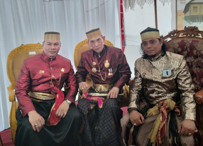 FOTO: Dari kiri Andi Ilham Krg Ali Arib Gallarrang Kalukuang, Tengah Karaeng Lembang Parang Sombayya ri Gowa, Raja Gowa ke 38, Andi Kumala Idjo dan Paling kanan Andi Iskandar Esa Daeng Pasore Karaeng Bonto Majanang, Ketua Lembaga Adat Pasereanta Firma Sombali Kerajaan Islam Kembar Gowa Tallo.