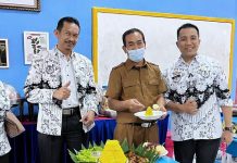 Kelas 7B SMPN 6 Makassar Launching Kelas Hybrid FOTO: Guru SMP Negeri 6 Makassar dari Kiri, DR.H.Munir,S.Ag,M.Ag, (Tengah) DR Raisuddin, M.Pd, dan Paling kanan, Wali Kelas 7B Asri ,S.Pd.,M.Pd.