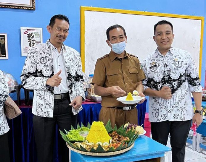 FOTO: Guru SMP Negeri 6 Makassar dari Kiri, DR.H.Munir,S.Ag,M.Ag, (Tengah) DR Raisuddin, M.Pd, dan Paling kanan, Wali Kelas 7B Asri ,S.Pd.,M.Pd.