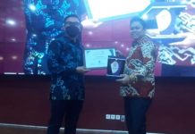 Dianugerahi Award, Yasir Mahmud Persembahkan untuk Pecinta Olah raga di Sulsel FOTO: Ketua Umum KONI Sulawesi Selatan, Yasir Mahmud, SE saat menerima penganugerahan sebagai Tokoh Olah Raga di Sulsel. Senin (29/8/2022) malam.