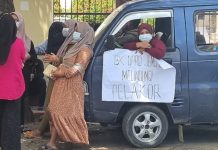 Dituduh Pelakor, Waket DPRD Jeneponto Terobos Aksi Massa, IZ: ini Fitnah Besar, Saya Lapor ke Polda FOTO: Nampak ibu-ibu menggelar aksi unjuk rasa di depan gedung DPRD Jeneponto. Selasa, (31/8)