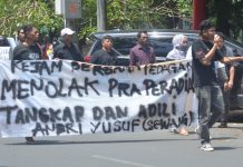 Enam Poin Pernyataan Sikap, Pedagang Pasar Butung dan Kejam Sulsel FOTO: Komite Jaringan Aktivis Mahasiswa atau KEJAM dan para pedagang pasar butung saat menggelar aksi.