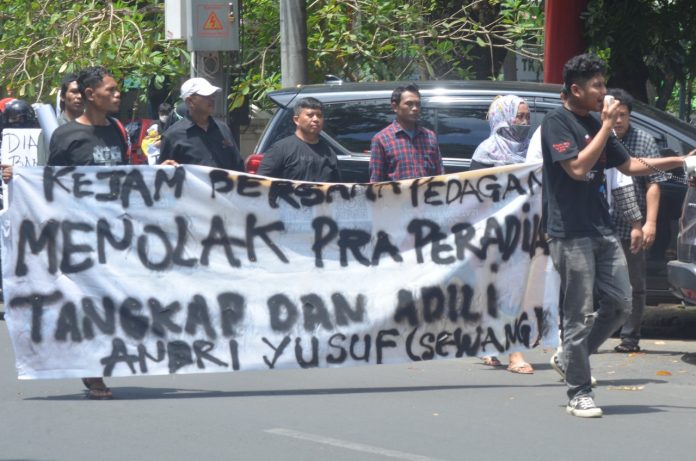 FOTO: Komite Jaringan Aktivis Mahasiswa atau KEJAM dan para pedagang pasar butung saat menggelar aksi.