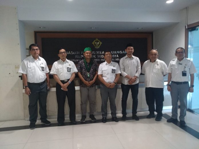 FOTO: Ketua Umum HMI Cabang Makassar, Bersama Kepala dan Pejabat BPK RI usai menggelar pertemuan. Rabu, (31/8/2022)