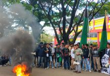 HMI Gelar Unras di DPRD Bone, Tolak Kenaikan Harga BBM Bersubsidi, Hasrul: Kami Akan Sampaikan ke Pusat FOTO: HMI Cabang Bone gelar aksi unjuk rasa di Gedung DPRD Setempat. Rabu, (31/8)