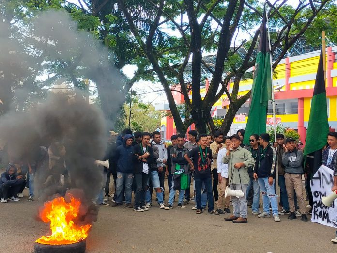 FOTO: HMI Cabang Bone gelar aksi unjuk rasa di Gedung DPRD Setempat. Rabu, (31/8)