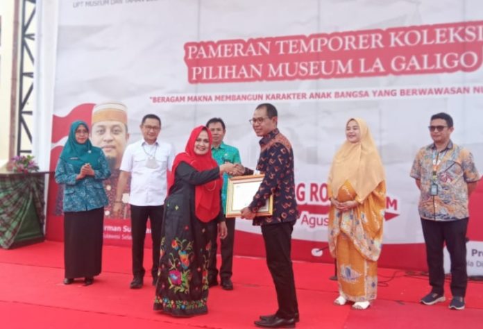 IMG_20220820_222627 FOTO: Kadis Kebudayaan dan Kepariwisataan Provinsi Sulawesi Selatan saat membuka Pameran Temporer Koleksi Pilihan Museum La Galigo Tahun 2022.