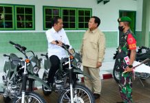 Presiden Jokowi dan Menhan Prabowo Kunjungi Kabupaten Terluar di Indonesia FOTO: Presiden Jokowi bersama Menhan Prabowo saat kunjungan kerja di Kabupaten Maluku Barat Daya (MBD), Provinsi Maluku, pada Kamis (15/09/2022). (Foto: BPMI Setpres/Rusman)