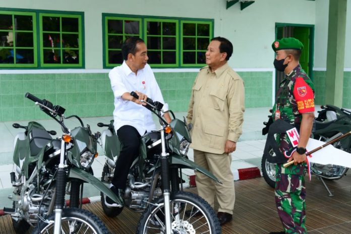 FOTO: Presiden Jokowi bersama Menhan Prabowo saat kunjungan kerja di Kabupaten Maluku Barat Daya (MBD), Provinsi Maluku, pada Kamis (15/09/2022). (Foto: BPMI Setpres/Rusman)