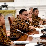 Temui Presiden, Ketua Bawaslu Minta Fasilitas Pengamanan Keamanan Pengawas di TPS Hingga Pulau Terluar FOTO: Presiden Jokowi menerima anggota Bawaslu RI periode 2022-2027 di Istana Merdeka, Jakarta, pada Kamis (22/09/2022). (Foto: BPMI Setpres/Rusman)