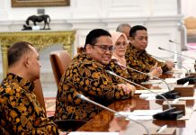 Temui Presiden, Ketua Bawaslu Minta Fasilitas Pengamanan Keamanan Pengawas di TPS Hingga Pulau Terluar FOTO: Presiden Jokowi menerima anggota Bawaslu RI periode 2022-2027 di Istana Merdeka, Jakarta, pada Kamis (22/09/2022). (Foto: BPMI Setpres/Rusman)