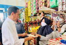 Presiden Jokowi Kunjungi Pasar Wameo Beri Bantuan Modal Kerja ke Para Pedagang Kali lima FOTO: Presiden RI Joko Widodo saat menemui pedagang di Pasar Wameo, Kota Baubau, Selasa (27/09/2022).