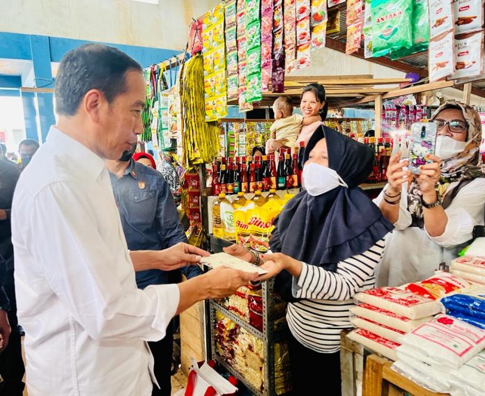 FOTO: Presiden RI Joko Widodo saat menemui pedagang di Pasar Wameo, Kota Baubau, Selasa (27/09/2022).