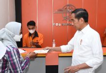 Curhat Didepan Presiden Jokowi, Warga Harap ijazahnya Bisa Dijadikan Sebagai Modal Usaha di Bank BUMN FOTO: Saat Presiden RI Joko Widodo (Jokowi) berikan bantuan langsung tunai kepada salah satu warga di Kota Baubau, Provinsi Sulawesi Tenggara, Selasa (27/09/2022).