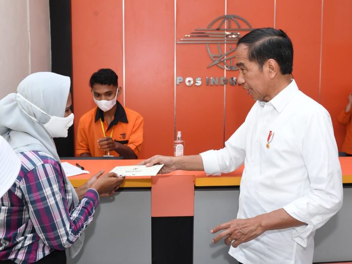 FOTO: Saat Presiden RI Joko Widodo (Jokowi) berikan bantuan langsung tunai kepada salah satu warga di Kota Baubau, Provinsi Sulawesi Tenggara, Selasa (27/09/2022).