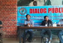 Dialog Publik Soal Kereta Api, Dari Motif Ekonomi Sosial Hingga “Surat Sakti” FOTO: Paling kanan Moderator dialog publik Syamsul Bahri serta Narasumber Dialog Publik, Arief Wicaksono, Pengamat politik kebijakan publik, Tengah DR.Ir. Natsar Desi.,SP., M.Si.,IPM, Dosen Universitas Fajar dan Paling kanan Pengamat politik Direktur Profetik Institute Asratillah. Sabtu (3/9/2022)