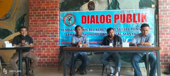 FOTO: Paling kanan Moderator dialog publik Syamsul Bahri serta Narasumber Dialog Publik, Arief Wicaksono, Pengamat politik kebijakan publik, Tengah DR.Ir. Natsar Desi.,SP., M.Si.,IPM, Dosen Universitas Fajar dan Paling kanan Pengamat politik Direktur Profetik Institute Asratillah. Sabtu (3/9/2022)