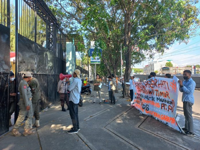 FOTO: Mahasiswa asal Luwu Timur gelar aksi unjuk rasa di DPRD Sulsel. Jumat, (2/9)