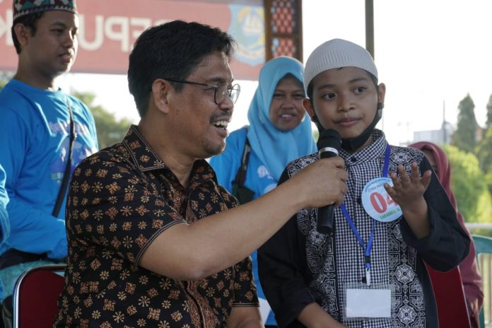 FOTO: Wakil Bupati Bulukumba Andi Edy Manaf melepas kegiatan Tadabbur Alam, dalam rangka memperingati Milad Badan Komunikasi Pemuda Remaja Masjid Indonesia (BKPRMI) yang ke 45, Sabtu, 3 September 2022