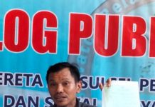 Dialog Publik Kereta Api Sulsel, “Surat Sakti” dan Marketing Anak Perusahaan Summarecon Agung Tbk FOTO: Dr.Ir. Natsar Desi.,SP., M.Si.,IPM dalam dialog publik yang diselenggarakan oleh Whacts Relation of Corruption Sulsel. Sabtu (03/09/2022)