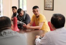 API Makassar Desak DPRD Kota Makassar Tutup Green Sudiang Resindence FOTO: Fadel Sofyan, Ketua FPR Forum Pemuda Rappocini saat audensi dengan anggota DPRD Kota Makassar. Senin (5/9)