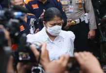 Pakar Kriminologi Heran, FS tak meminta PC Lakukan Visum Pemerkosaan FOTO: Tersangka Putri Candrawathi saat rekonstruksi pembunuhan Brigadir J di rumah dinas Ferdy Sambo, Duren Tiga, Jakarta Selatan, Selasa (30/8). Foto : Ricardo/JPNN.com