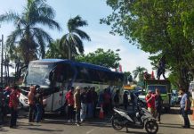 PPM dan KPPM Unras di Polda Sulsel, Desak Proses Hukum Pelaku Penimbunan BBM di Bonto Bahari FOTO: PPM dan KPPM saat menggelar aksi unjuk rasa di Mapolda Sulsel. Selasa (6/9)