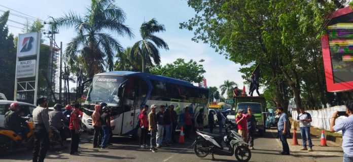 FOTO: PPM dan KPPM saat menggelar aksi unjuk rasa di Mapolda Sulsel. Selasa (6/9)