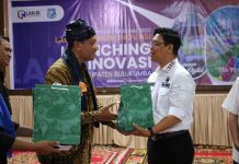 Deputi LAN RI: Bulukumba Diperhitungkan di Dunia Internasional FOTO: Kiri Deputi Bidang Kajian Kebijakan dan Inovasi Administrasi Negara LAN-RI, Dr Tri Widodo Wahyu Utomo dan Wabup Bulukumba H. Andi Edy Manaf di Aula Kantor Bappelitbangda Bulukumba, Rabu, 7 September 2022.