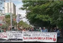 BBM Naik, Aliansi Mahasiswa Hukum UMI Kecam Keputusan Presiden Jokowi FOTO: Aliansi Mahasiswa Hukum UMI Makassar saat menggelar aksi penolakan kenaikan harga BBM bersubsidi di Makassar