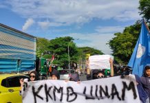 Kerukunan Keluarga Mahasiswa Bulukumba Tegas Menolak Kenaikan BBM FOTO: Kerukunan Keluarga Mahasiswa Bulukumba (KKMB) gelar di depan kampus 1 UIN Makassar hingga ke jalan AP. Pettarani, Rabu 7 September 2022.