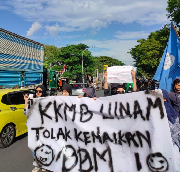 FOTO: Kerukunan Keluarga Mahasiswa Bulukumba (KKMB) gelar di depan kampus 1 UIN Makassar hingga ke jalan AP. Pettarani, Rabu 7 September 2022.