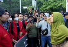 Saat Mahasiswa Unras Tolak Kenaikan BBM, Emak-emak Viral itu Dokter RSAD di Makassar FOTO: Hasil tangkap layar dari video viral di medsos