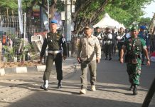 Pastikan F8 Aman serta Tertib, Sinergitas Satpol PP dan TNI-Polri Siaga di Lokasi 24 Jam FOTO: Pelaksana tugas Kepala Satpol PP Makassar, Ikhsan, NS, saat meninjau kesiapan pengamanan event Makassar Internasional Eight Festival and Forum (F8) di anjungan pantai losari. Kamis (8/9/2022)