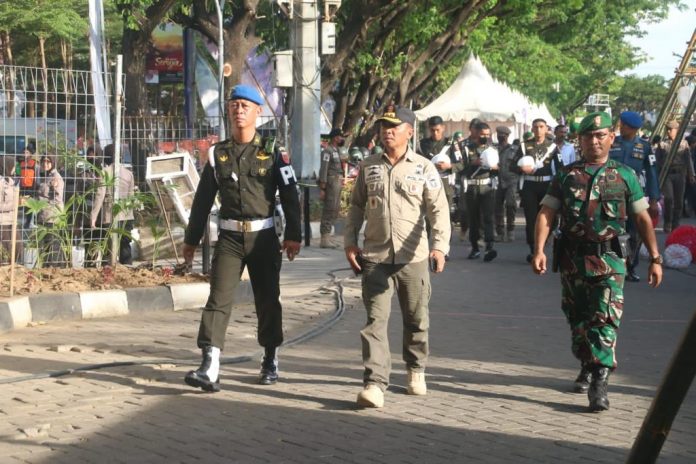 FOTO: Pelaksana tugas Kepala Satpol PP Makassar, Ikhsan, NS, saat meninjau kesiapan pengamanan event Makassar Internasional Eight Festival and Forum (F8) di anjungan pantai losari. Kamis (8/9/2022)