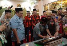 Yasinan dan Doa Dzikir Tandai Penyerahan Fisik Mesjid Al Amaan FOTO: Ketua Panitia Pembangunan Masjid Al Amaan Andi Pasamangi Wawo saat mendatangani prasasti.
